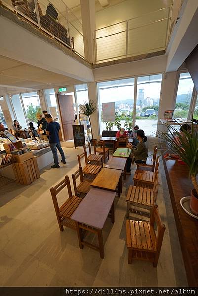 (和這書店很違和的一景,硬是要湊出學校的桌椅元素,可是怎看就是覺得怎突兀!)