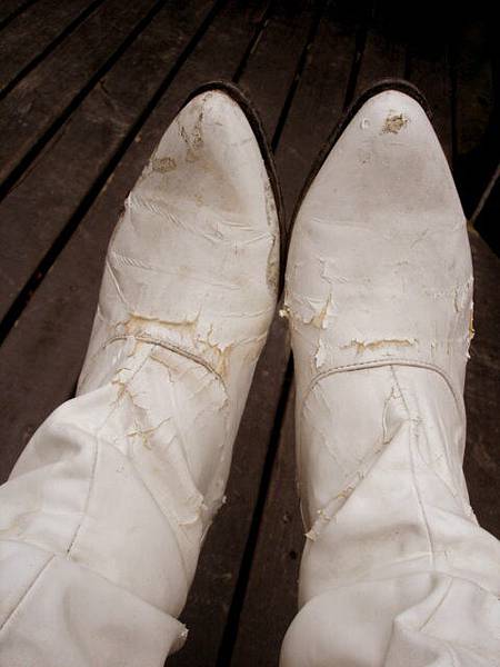 沒想到2005年買來的白靴已經快發爛