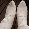 沒想到2005年買來的白靴已經快發爛