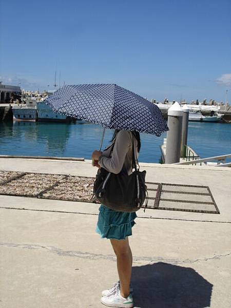 我一生中還沒撐過這麼久的洋傘咧