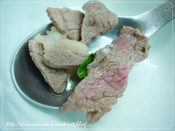 全熟的肉是豬涮鍋裡面的肉，已經入味，較有嚼勁