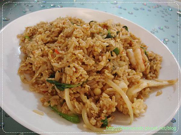 這個板上也有人推的：海鮮打拋炒飯，100元