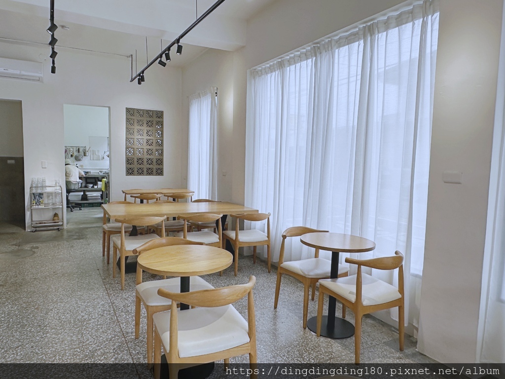 【咖啡館紀行】宜蘭壯圍鄉。歲月靜好的純白咖啡廳吃肉桂捲。很美 【咖啡館紀行】宜蘭壯圍鄉。歲月靜好的純白咖啡廳吃肉桂捲。很美