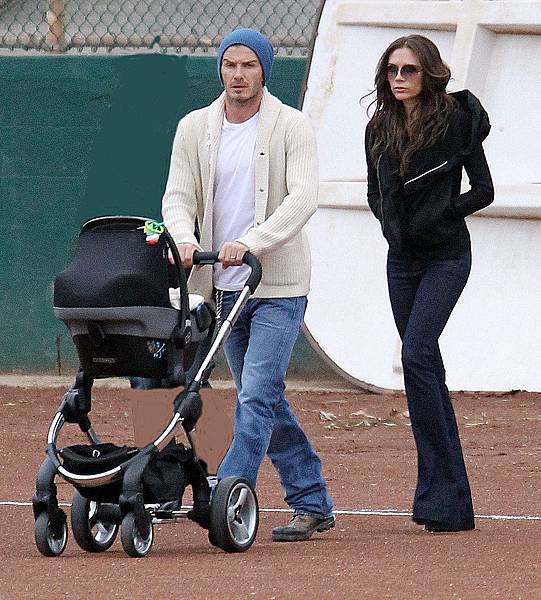 David-Beckham-pushed-Harper-her-stroller-while-Victoria-Beckham.jpg