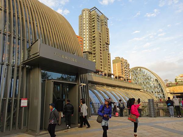 台北捷運, 紅線, 信義線, 大安森林公園站