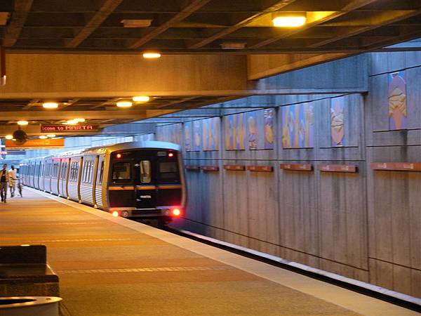 其實跟捷運還蠻像低