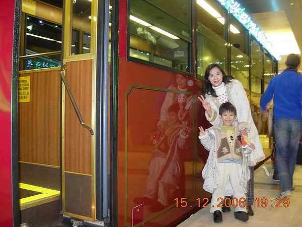 媽媽和我在登山電車旁的合照