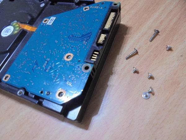 【SATA接座】三個品牌2TB/4TB硬碟九顆&rarr;3.5吋裸碟