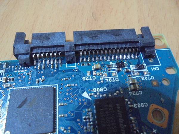 【折斷接口】三個品牌2TB/4TB硬碟九顆3.5吋裸碟裝在 【折斷接口】三個品牌2TB/4TB硬碟九顆3.5吋裸碟裝在