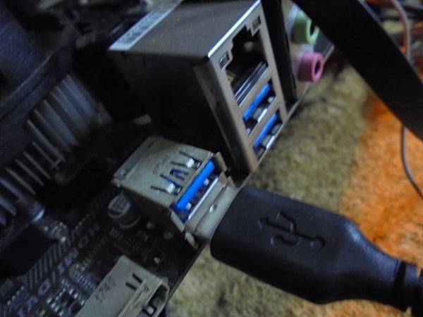 【SATA接座】三個品牌2TB/4TB硬碟九顆3.5吋裸碟 【SATA接座】三個品牌2TB/4TB硬碟九顆3.5吋裸碟