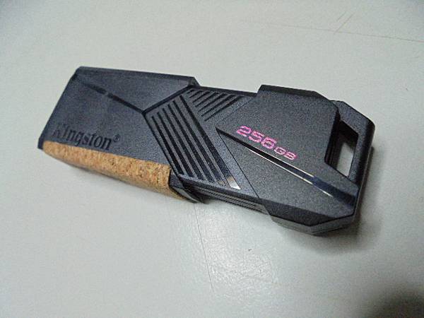 【剪開外殼】Kingston金士頓DataTraveler 