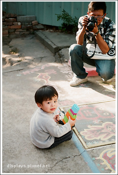 大男孩照小男孩.jpg