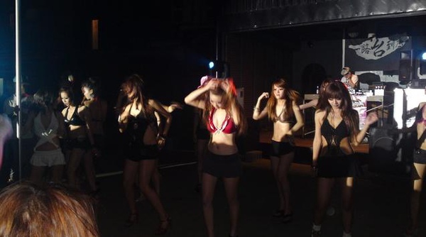 我在放歌當中,前面一票PARTY GIRLS.jpg