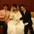 20090115-我跟阿達夫妻合照於新娘房-3.JPG