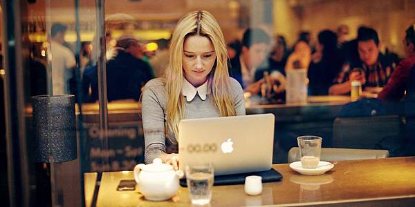 laptop-cafe-girl-blonde-14