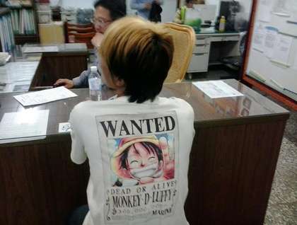 兒贈父子裝　通緝犯穿海賊王「WANTED」落網