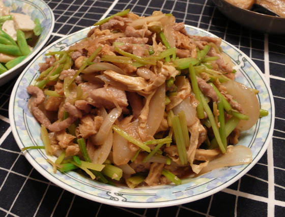 炸豆包、洋蔥、芹菜炒肉絲 