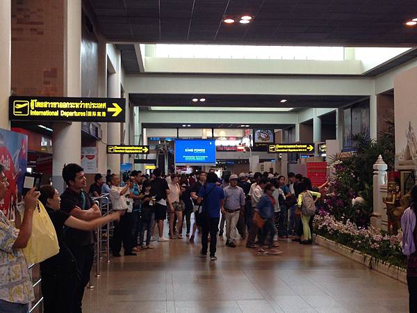 1. 機場大廳_The Noodle招牌方向走