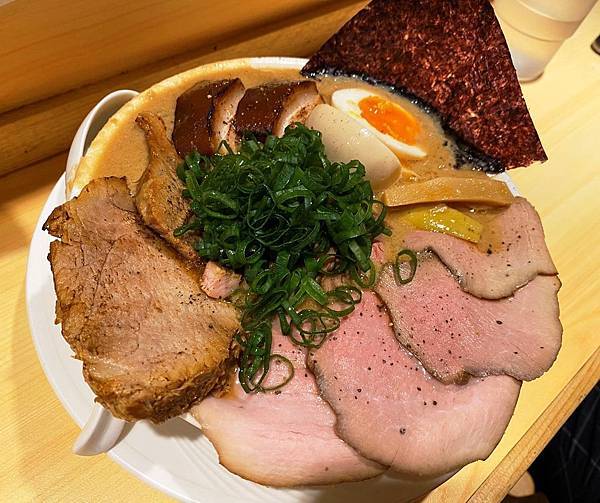 [食遊] 西區 東京醬油拉麵超極丸 濃厚系控肉拉麵