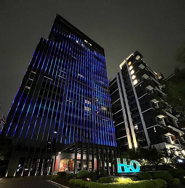 [心得] 高雄 水京棧國際酒店。魚缸泳池/早餐厲害