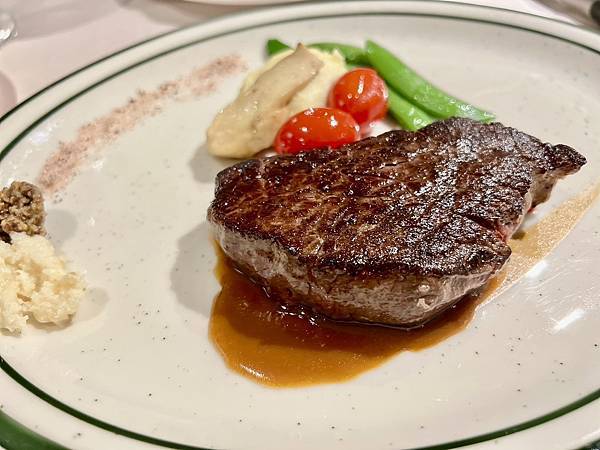 [食記] 台北 雅室牛排 老字號優秀，威靈頓獨特