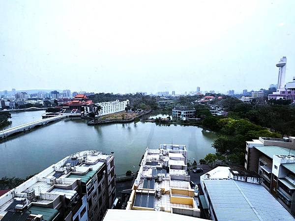 (住) 高雄_金獅湖大酒店。名字聽起來俗氣(?)，其實新潮乾