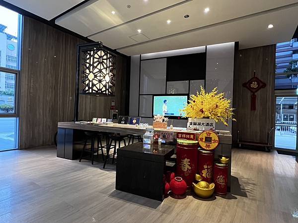 (住) 高雄_金獅湖大酒店。名字聽起來俗氣(?)，其實新潮乾