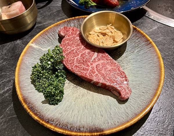 (食) 台中_知肉極緻韓燒肉-公益店。已三訪的韓式燒肉，小菜