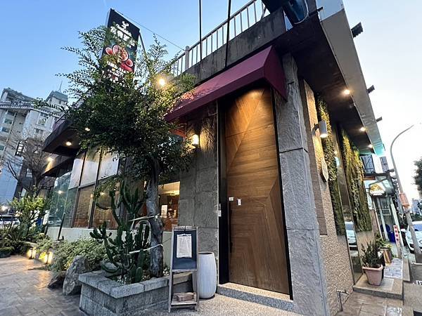 (食) 台中_富雅商行&富雅酒莊。近勤美，鬧中取靜，食物用心