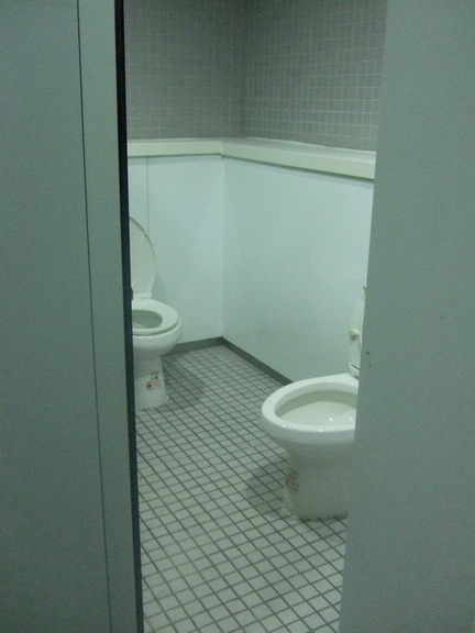 015在廁所發現一件怪現象@@~怎麼一間廁所裡面有兩個馬桶呀@@~.jpg