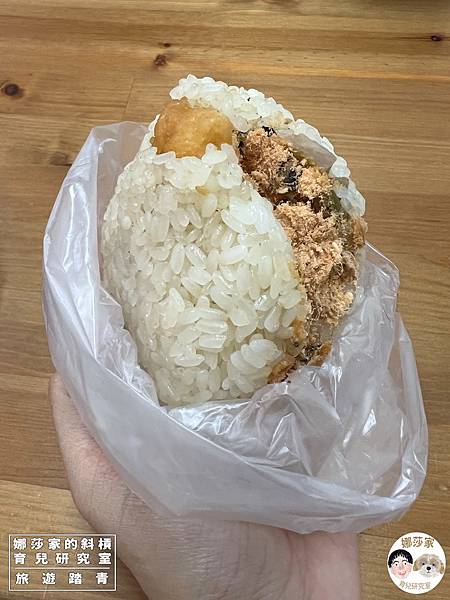 娜莎家的斜槓育兒研究室_旅遊踏青_新北永和頂溪美食》頂溪紫米黑白飯糰～頂溪捷運站早餐美食,頂溪紫米黑白飯糰,頂溪美食,頂溪早餐,頂溪捷運站,頂溪,新北市,永和區,傳統市場,菜市場,紫米黑白飯糰,紫米,飯糰,捷運站早餐,捷運站美食,捷運早餐,溪洲公有零售市場,溪洲市場,溪洲市場美食,紫米飯糰,頂溪飯糰01.jpg