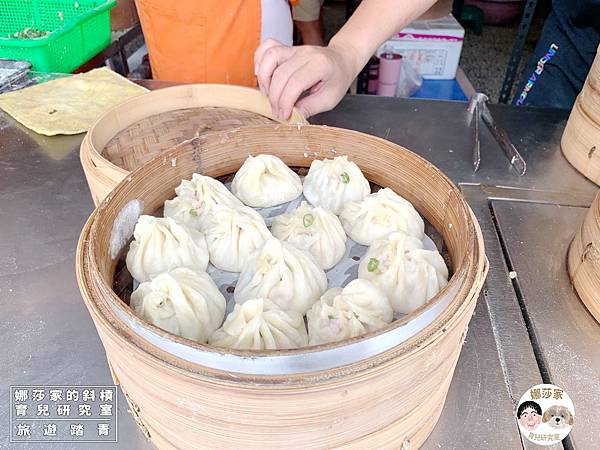 娜莎家的斜槓育兒研究室_旅遊踏青_高雄草衙美食》富錦饗小籠湯包（李）-現包現蒸湯汁四溢的小籠湯包~富錦饗小籠湯包（李）,富錦饗小籠湯包,富錦饗,小籠湯包,草衙,前鎮,高雄,前鎮美食,草衙美食,草衙二路,湯汁,草衙美食,高雄美食,在地,排隊美食,早餐,小籠包,夏天,小港,早午餐15.jpg