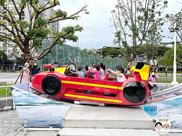 娜莎家的斜槓育兒研究室_旅遊踏青_新北板橋旅遊》2022新北歡樂耶誕城~遊玩宮略、聖誕樹、雪寶、兒童遊樂設施~2022新北歡樂耶誕城,耶誕城,新北耶誕城,新北,板橋,聖誕城,聖誕樹,雪寶,親子,兒童遊樂設施,市民廣場,板橋捷運站,府中站,耶誕節,聖誕節,市集,板橋車站,站前廣場,府中商圈,捷運14.jpg