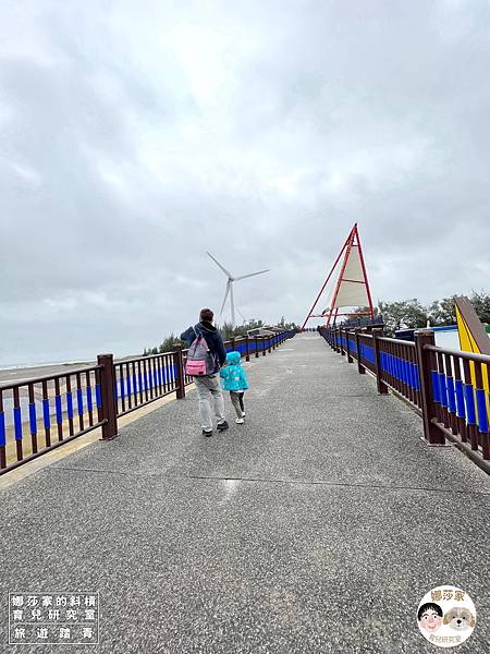 娜莎家的斜槓育兒研究室_旅遊踏青_漁港海鮮旅遊》龍鳳漁港-兩隻魷魚~海邊玩水、挖沙、新鮮海鮮海產燒烤~龍鳳漁港,苗栗竹南,兩隻魷魚,燒烤,龍鳳,海鮮,海邊,戲水,玩水,免費停車,挖沙,海產,螃蟹,龍蝦,旅遊,觀光,鮮魚,親子旅遊,親子海邊玩水,親子72.jpg