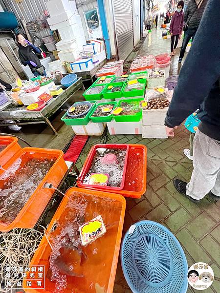 娜莎家的斜槓育兒研究室_旅遊踏青_漁港海鮮旅遊》龍鳳漁港-兩隻魷魚~海邊玩水、挖沙、新鮮海鮮海產燒烤~龍鳳漁港,苗栗竹南,兩隻魷魚,燒烤,龍鳳,海鮮,海邊,戲水,玩水,免費停車,挖沙,海產,螃蟹,龍蝦,旅遊,觀光,鮮魚,親子旅遊,親子海邊玩水,親子83.jpg