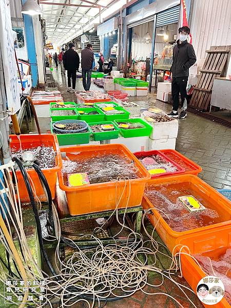 娜莎家的斜槓育兒研究室_旅遊踏青_漁港海鮮旅遊》龍鳳漁港-兩隻魷魚~海邊玩水、挖沙、新鮮海鮮海產燒烤~龍鳳漁港,苗栗竹南,兩隻魷魚,燒烤,龍鳳,海鮮,海邊,戲水,玩水,免費停車,挖沙,海產,螃蟹,龍蝦,旅遊,觀光,鮮魚,親子旅遊,親子海邊玩水,親子85.jpg