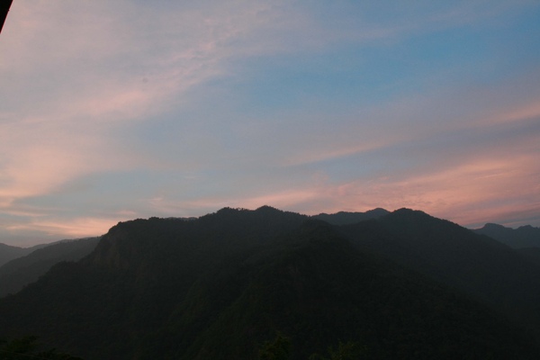 D2 002 寧靜的清晨 恩典山莊外.JPG