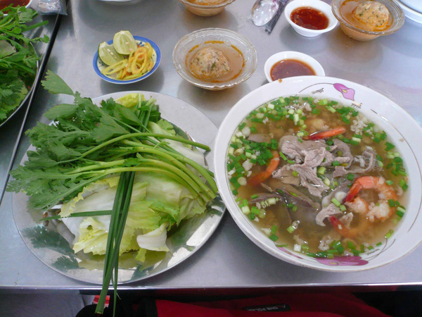D2-02-002 QUYNH 午餐牛肉河粉店.JPG