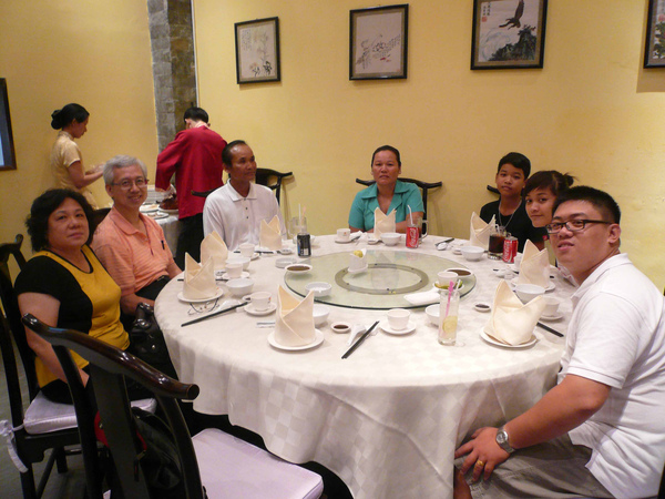 D2-05-001 大嫂家人用餐.JPG