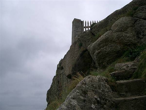 爬上去就是minack theatre