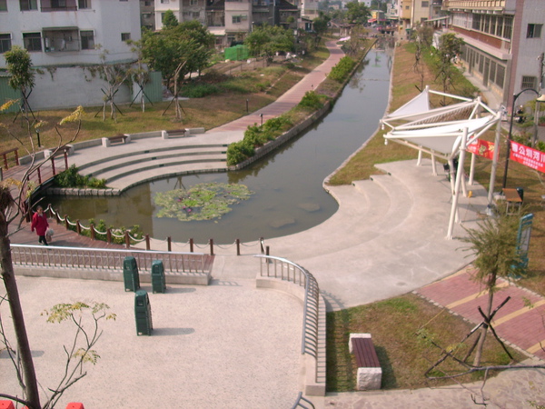 橋邊的瑠公圳美化園區