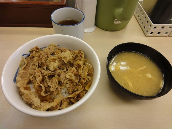 牛丼(並)￥250還附味增湯