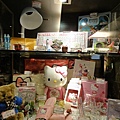 158-2011.03.11 集點禮怎麼都是Hello Kitty.jpg