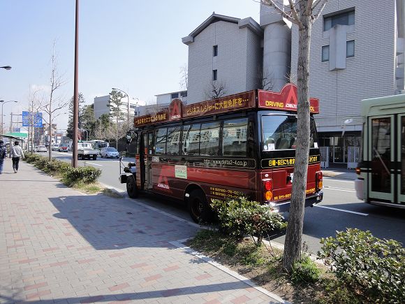 路上看到奇怪的車~不知道要載誰阿