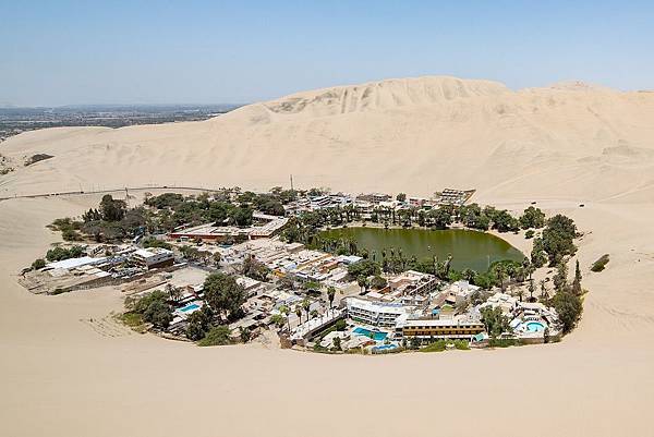 1599px-Overview_of_Huacachina.jpg