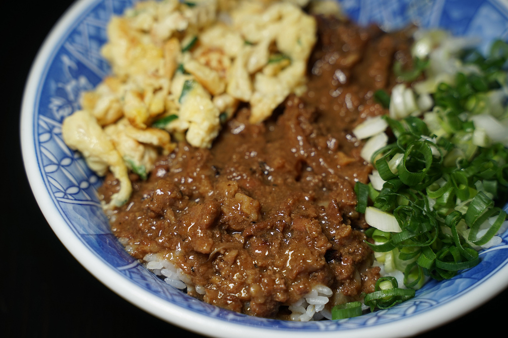 【台中北區小吃推薦】高雄高人氣招牌牛B飯 每日限量100碗 旻哥古早味台中店