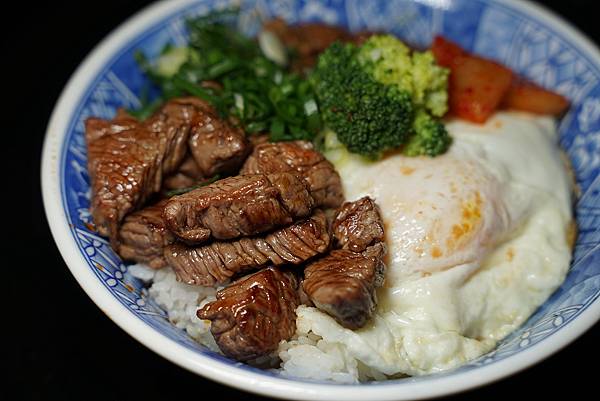 【台中北區小吃推薦】高雄高人氣招牌牛B飯 每日限量100碗 旻哥古早味台中店