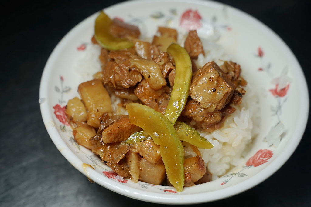 【台中魯肉飯推薦】臺中第二市場宵夜 美味魯肉飯/肉燥飯 李海魯肉飯