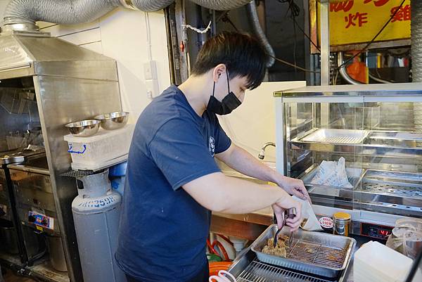 【台中逢甲夜市新開幕美食推薦】酥脆多汁無骨八兩雞腿 酸甜美味自製泰式醬汁 大腿我最粗炸雞專賣