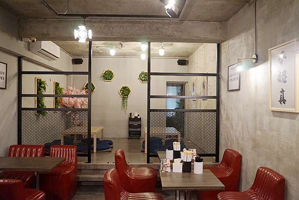 台中美村路宵夜推薦 全台最av女優的深夜食堂3p用餐買二送一渣女深夜和牛燒肉燥飯 東蛙池塘